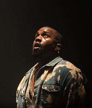 「カニエ・ウェスト、『グレート・ギャツビー』のような義母の誕生会で熱唱」