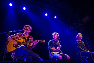 「花冠を被った王子様的ビジュアルで話題のイケメン3兄弟、JTRが東名阪プレミアムライブをスタート」