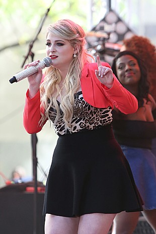 「メーガン・トレイナー、兄からのクリスマス・サプライズに大号泣」