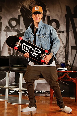 「ジャスティン・ビーバー 来日会見に電動スケボで登場！「ハートと魂を込めた音楽が、僕の望んでいた評価を受けて嬉しい」」