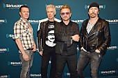 U2「U2がパリ公演でテロ被害者を追悼、「彼らが仕える神の間違ったイデオロギーを前に団結する」」1枚目/1