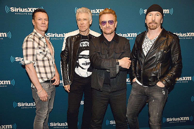 U2「U2がパリ公演でテロ被害者を追悼、「彼らが仕える神の間違ったイデオロギーを前に団結する」」1枚目/1