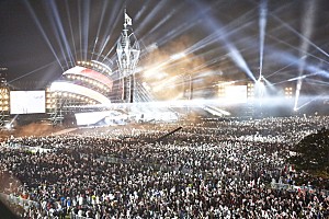 長渕剛“歴史的祭典”伝説の富士山10万人オールナイトライブが遂に映像 