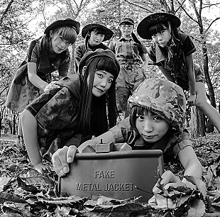 「BiSH 2ndアルバム『FAKE METAL JACKET』詳細＆ミリタリー調の新ビジュアル公開」