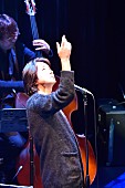 藤井フミヤ「煌びやかなイルミネーションと歌声に包まれた聖なる夜　藤井フミヤのクリスマス・プレミアム・ライブをレポート」1枚目/12