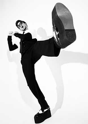 「アダム・ランバート来日インタビュー！ 最新作『オリジナル・ハイ』、マックス・マーティン＆シェルバック、そして自身の成長について語る」