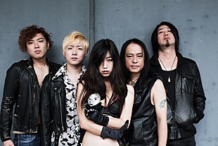 「女優 佐々木心音の新バンド MOMOが1stライブを敢行、パワフルなメンバーらと強烈なステージ披露」