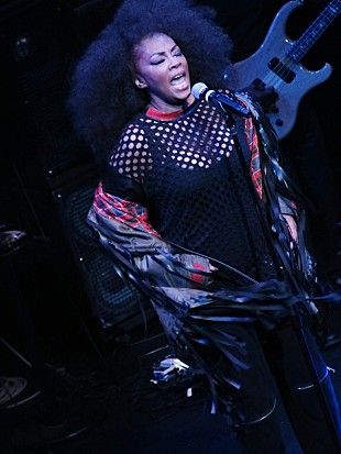 「麗しきダンス・クイーンが再始動させたシャラマー。ジョディの艶やかなダンスと歌声に、真冬の寒さも忘れて。」