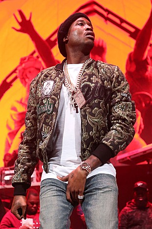 「ミーク・ミルが水危機のフリントへ5万ドル寄付、これに続くよう抗争中の50セントを挑発」