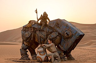 「『スター・ウォーズ』おねだりが可愛すぎるBB-8と孤独なヒロインの出会いシーン解禁「ウェーーーーーーーイ!!」」