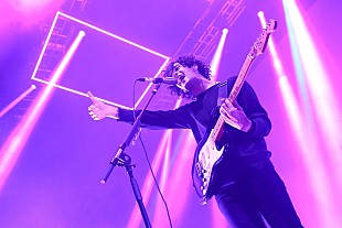 「The 1975 モノクロームからカラーへ…確実な進化を見せつけた一夜限りのソールドアウト公演レポート」