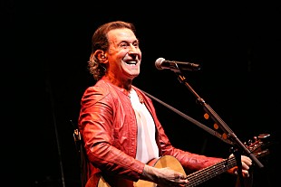 「伝説的シンガー・ソングライター、アルバート・ハモンド　43年ぶりの来日公演初日の模様をレポート」