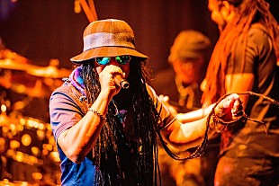 「観客とアーティストが一体になるマキシ・プリーストの熱いステージ。今日は寒さに立ち向かう元気をマキシからもらう、飛びっきり特別な夜。」