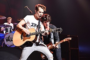 「ザ・ヴァンプス 「ジャパン！ダイスキ！」1年ぶりの来日公演終了、コナーがTV電話で登場するサプライズも」