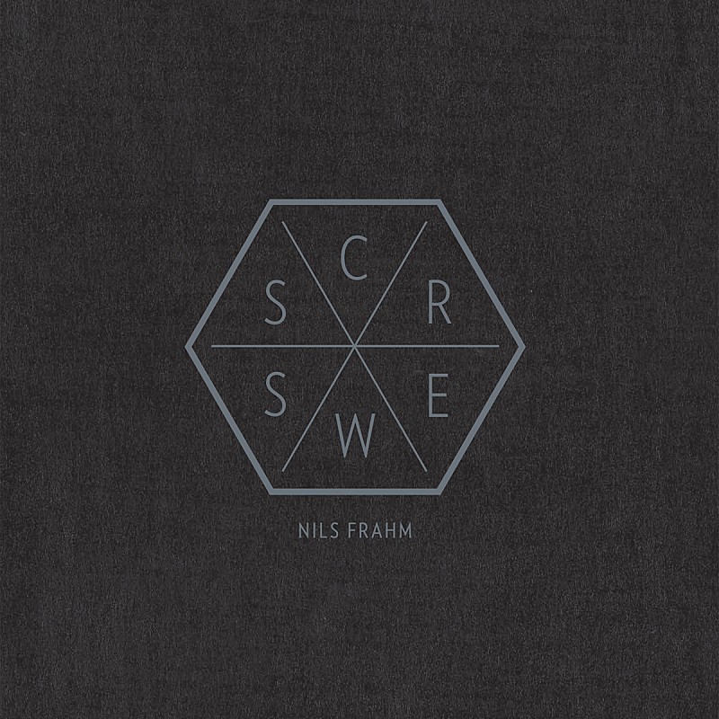 Album Review: ヘリオスら新たな感性を通じてニルス・フラームの名盤が再構築された『Screws Reworked』