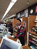 山猿「山猿 地元福島にてCDショップ1日店長に挑戦 派手な衣装の上からエプロン纏い「こんな店員さん見たことない」」1枚目/4