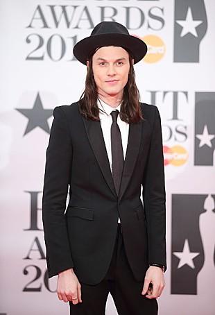 「注目のジェイムス・ベイ、新たな一面を見せる新MV公開」