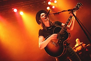 「ジェイムス・ベイ 待望の初来日東京公演レポート 全身で奏でるパフォーマンスに拍手喝采」