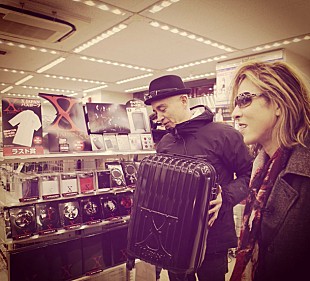 「『X JAPAN 限定グッズ 第1弾』本日3/8よりローソン/HMVにて販売スタート」