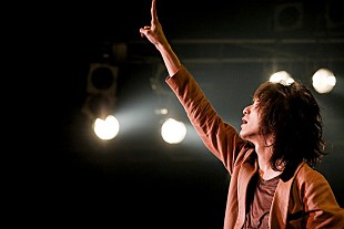 「志磨遼平率いるドレスコーズ、盟友おとぎ話と共に“レア曲を葬る”ツアーで見せた独りの代償」