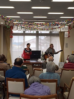 「やなわらばーが介護福祉施設をまわる【ふれあい音楽ツアー】を敢行」