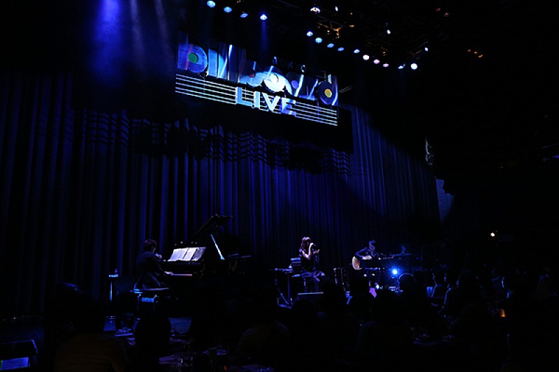 「夜が明けても夜を歌っていきたい」Aimerのビルボードライブ・ツアーをレポート