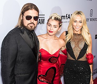 「マイリー・サイラスの父でカントリー歌手のビリーも“LGBT差別法”に抗議」