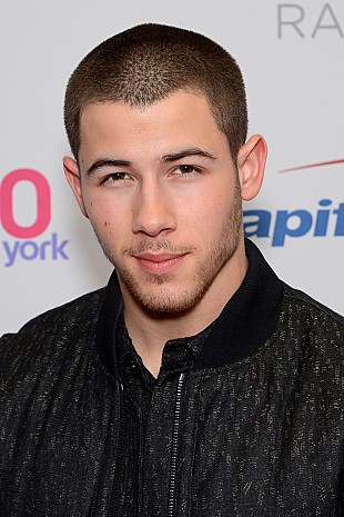 「ニック・ジョナス、マイリー・サイラスとの強烈なファーストキスを告白」