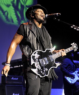 「ディアンジェロが弾き語りでプリンスをトリビュート、米TV番組での哀悼続く」