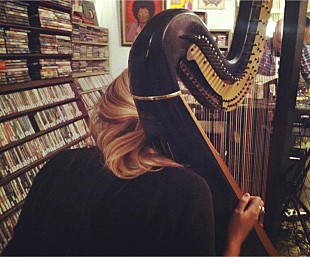 「サーストン・ムーアも絶賛！ ブライアン・イーノ、コリーンなどのファンに贈る、メアリー・ラティモアの極上アンビエントMV公開」