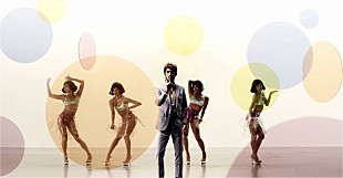 「平井堅 ダンサーとスケスケのシャツ着て踊るセクシーなMVを公開！」