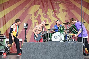 「レッチリ、アンソニーが病院搬送され公演延期 “すぐ完治の予定”」