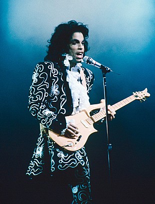 「プリンス愛用ギターがオークションへ、デモテープ等も出品」