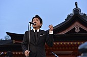 藤井フミヤ「藤井フミヤ 世界遺産の厳島神社ライブ、満天の星空に向い「翼をください」熱唱！」1枚目/7