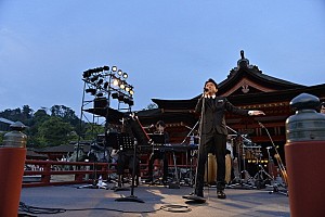 藤井フミヤ 世界遺産の厳島神社ライブ、満天の星空に向い「翼をください」熱唱！ | Daily News | Billboard JAPAN