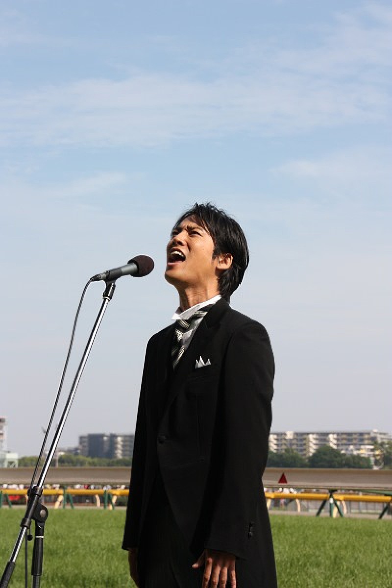 桐谷健太13万人来場の日本ダービーで国歌独唱　「海の声」アカペラ披露も