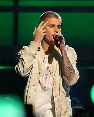 「ジャスティン・ビーバー、股間を鷲掴みした下着姿を披露」