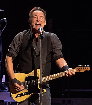 「ブルース・スプリングスティーンの公演にU2ボノがサプライズ登場」