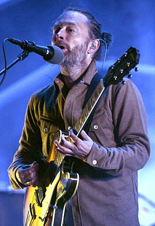 「レディオヘッドのトム・ヨークが近所のパーティーでサプライズ・ショー」