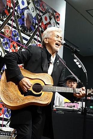 「「横尾先生のエネルギー、最高です」 玉置浩二、横尾忠則現代美術館にてスペシャルライブを開催　TV特番も放送決定」