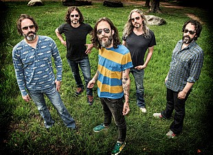 「クリス・ロビンソン・ブラザーフッド「最も“即興性”のある作品」と語る初のセルフ・プロデュース作を8月にリリース」