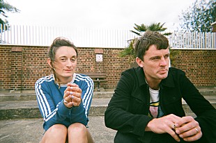 「フランツ・フェルディナンドを脱退したニックが妻と新たなプロジェクトをスタート」