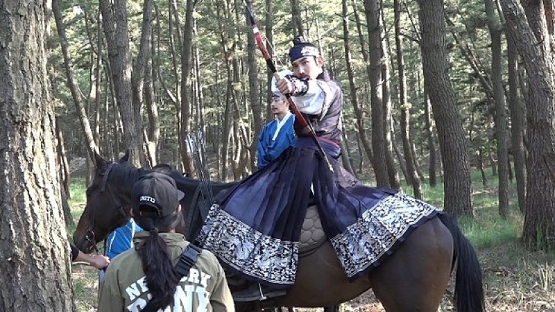 チャンミン（東方神起）ドキッとする乗馬＆弓術姿のメイキング映像公開