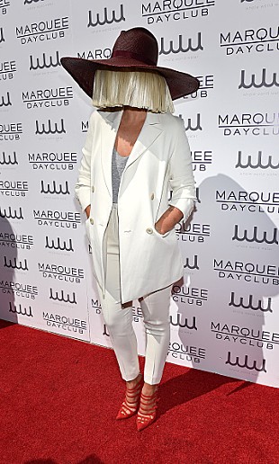 「シーアが米ソングチャート初のNo.1に、ドレイクの連覇を阻止」