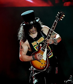 「スラッシュがガンズの曲を練習するキッズバンドのリハに突如現る」