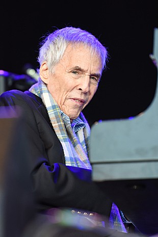 「バート・バカラック（88）、腕の骨折により2公演をキャンセル」