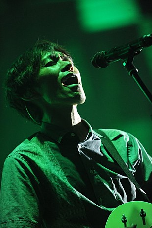 「スピッツ 全国ツアー【醒 め な い】初日ライブフォト＆「醒めない」MVフル公開」