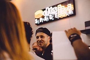 「ワンリパブリック 「キッズ」MV発表パーティ・レポート、待望の新作にファレルやP・ガブリエルの参加が明らかに」