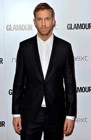 「カルヴィン・ハリス、マネージャーの誕生日サプライズでブリーフ一丁姿披露」