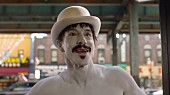 レッド・ホット・チリ・ペッパーズ「レッチリ「ゴー・ロボット」MV公開、ほぼ全裸に白塗りのアンソニーがディスコで踊る」1枚目/3